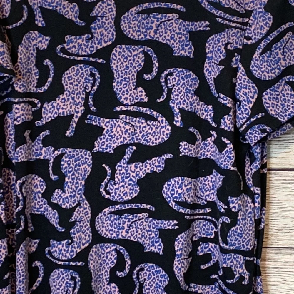 💜💜 LulaRoe Cheetah Short Sleeve Top Size L
